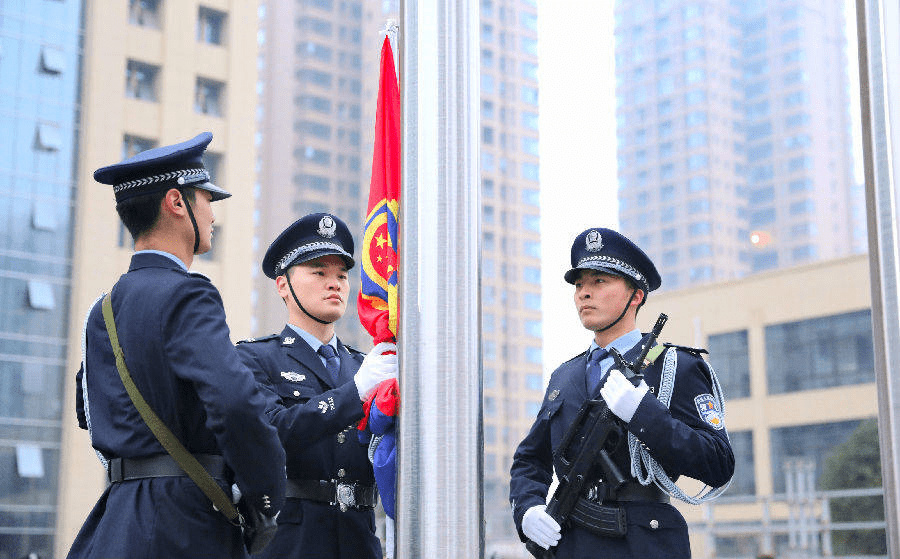 警察向国旗敬礼图片图片