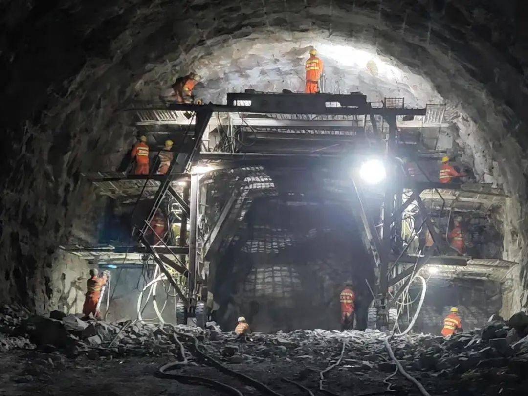 景文高速乌岩头隧道有新突破_炮眼