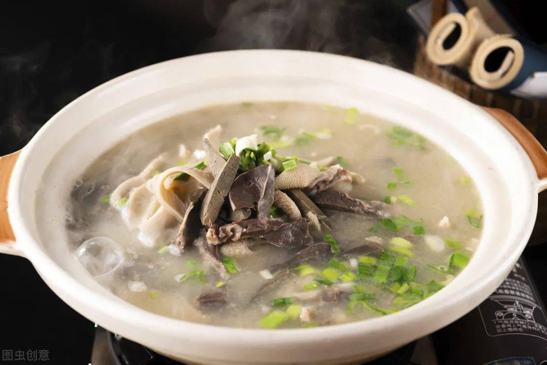 全羊汤不是用一只羊做的羊汤,而是以羊的全身为食材,通过当地传统烹饪