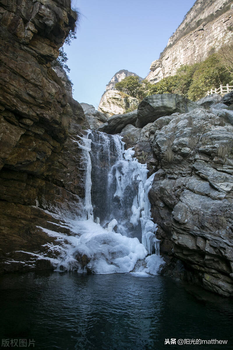 江西庐山三叠泉冰封百米冰瀑挂悬崖庐山冬景美