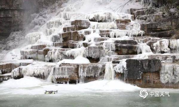 受持续低温影响 贵州现金龙吐水壮观冰瀑