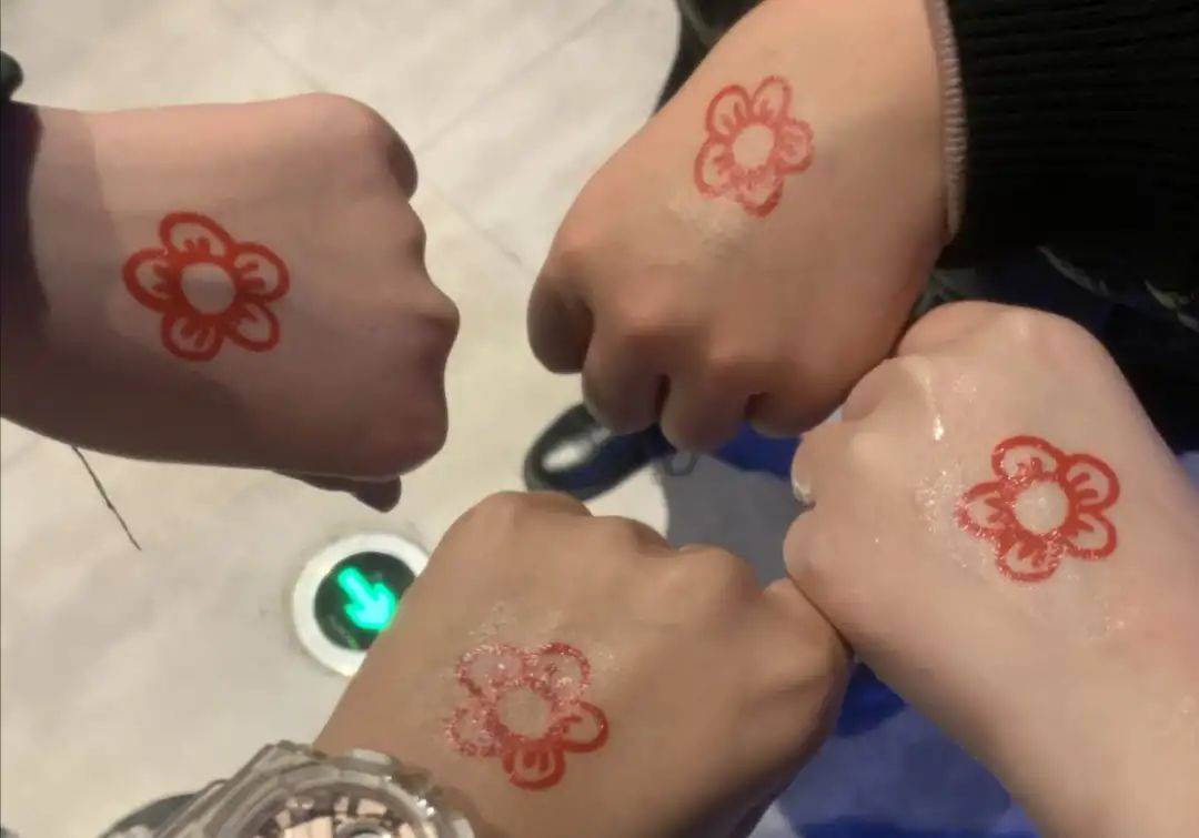 小红花我在你向我伸出的手背上总是能温暖我的你打来的每个电话牵挂也