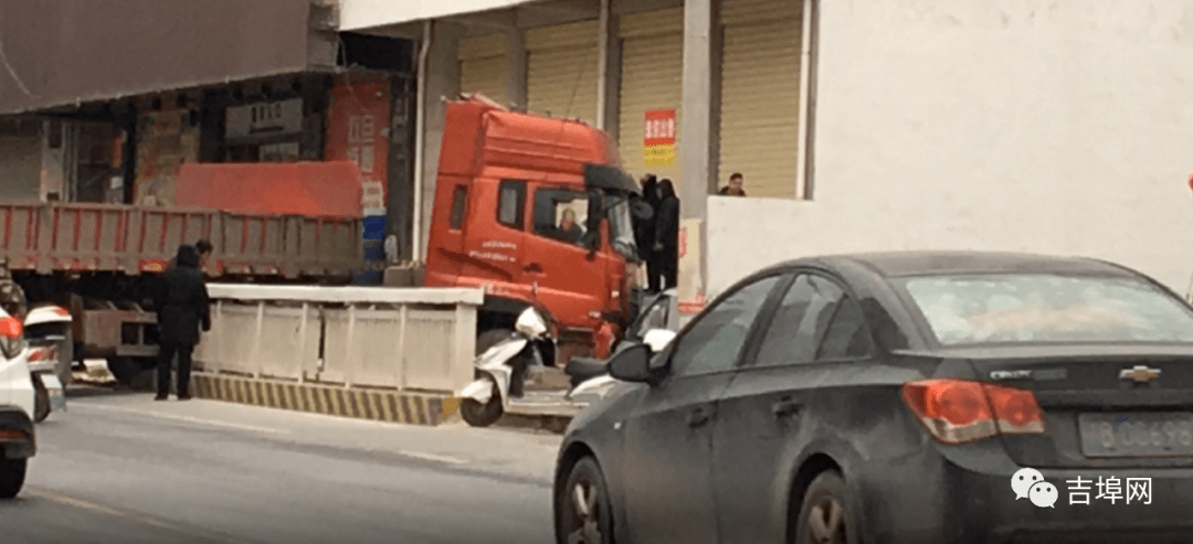 吉埠圩镇桥边发生一起交通事故,一大货车与一小小货车.