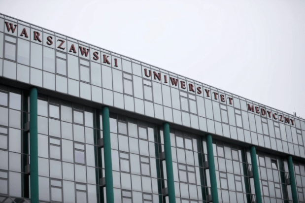 华沙医科大学被曝一半疫苗分给家属,卫生部长怒斥校长该辞职