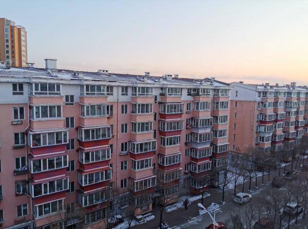 他最终22万卖掉鹤岗3万元买的房子住回4人一间的宿舍网友看法不一