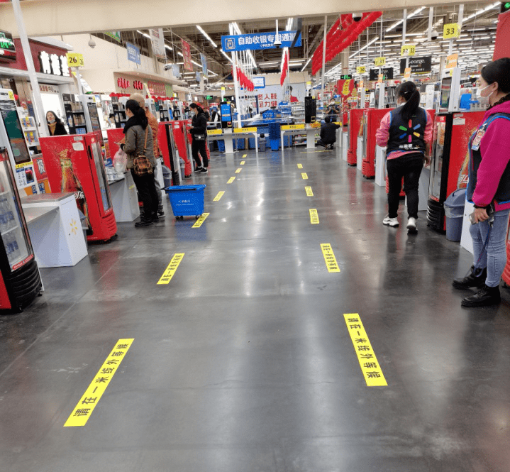 引导设置"一米线"标线,在辖区商场,超市,加油站等公共场所的收银台