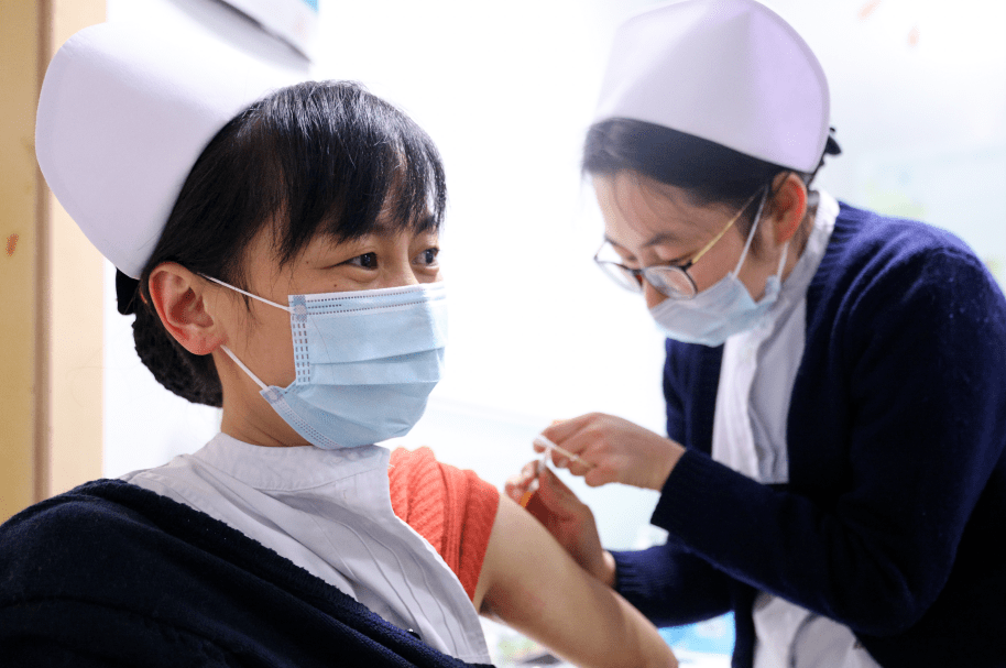 山西白求恩医院医务人员接种新冠疫苗