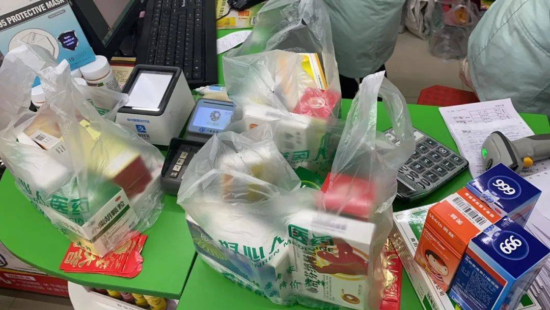 来宾市民忙着买发热,咳嗽药～医生:别盲目囤药!