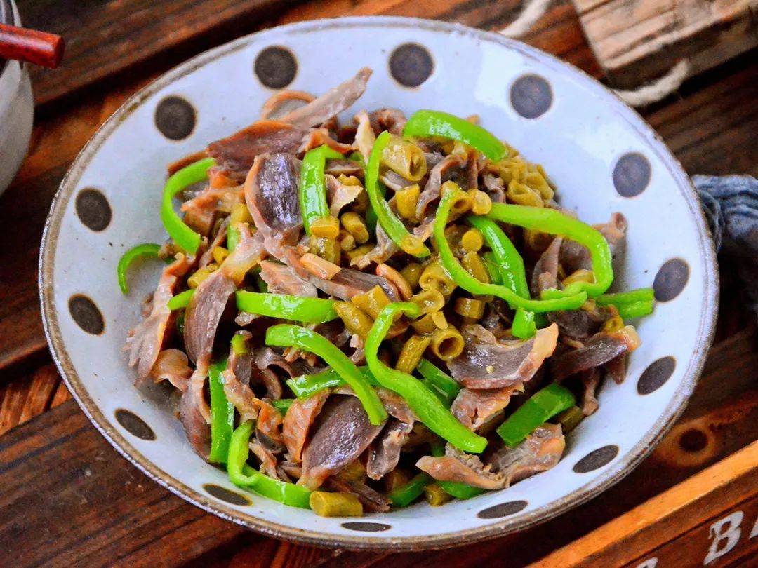 家庭版爆炒鸡胗的做法来了!鸡胗又脆又爽口,特别有嚼劲,超下饭哟