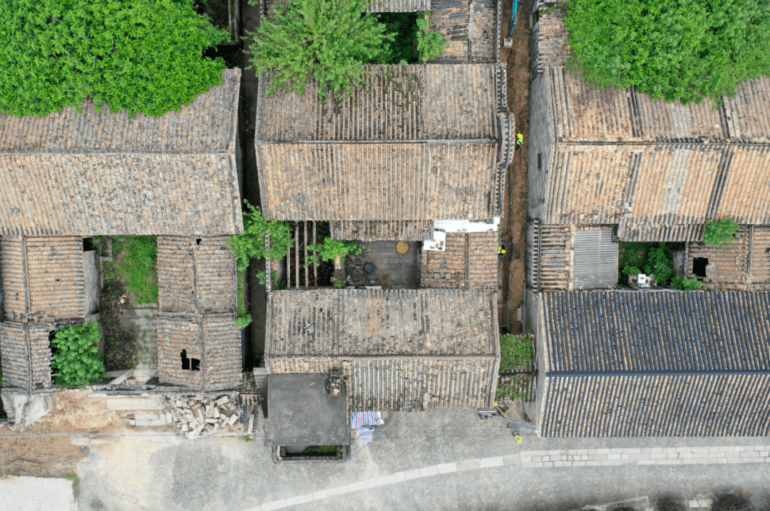港头古村整体织理为梳式布局,建筑的类型则为三间两廊的合院空间,项目