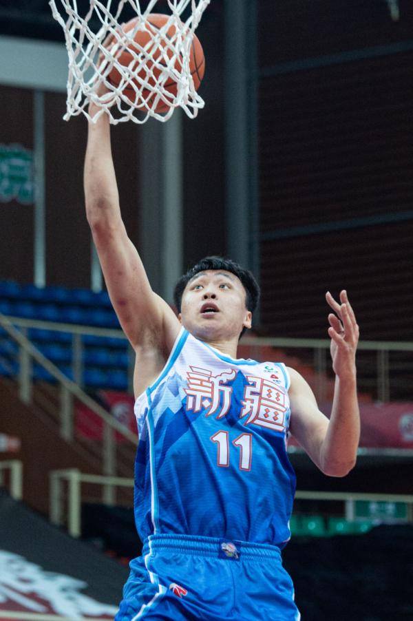 新疆伊力特队球员齐麟在比赛中上篮.