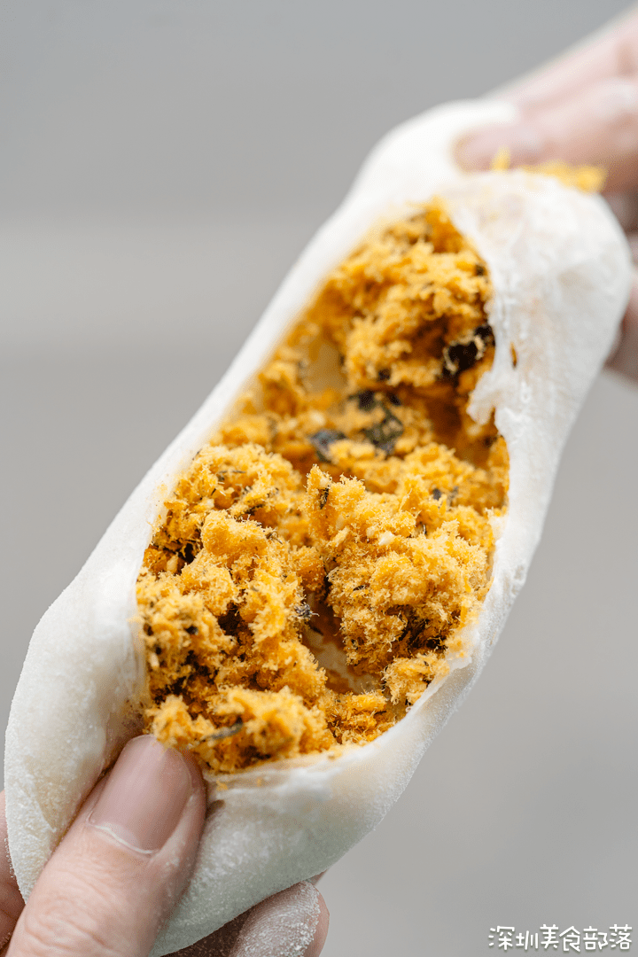 我最爱的还是肉松,甜度刚好,皮糯不粘牙,可以单买也可以盒装,吃多几个