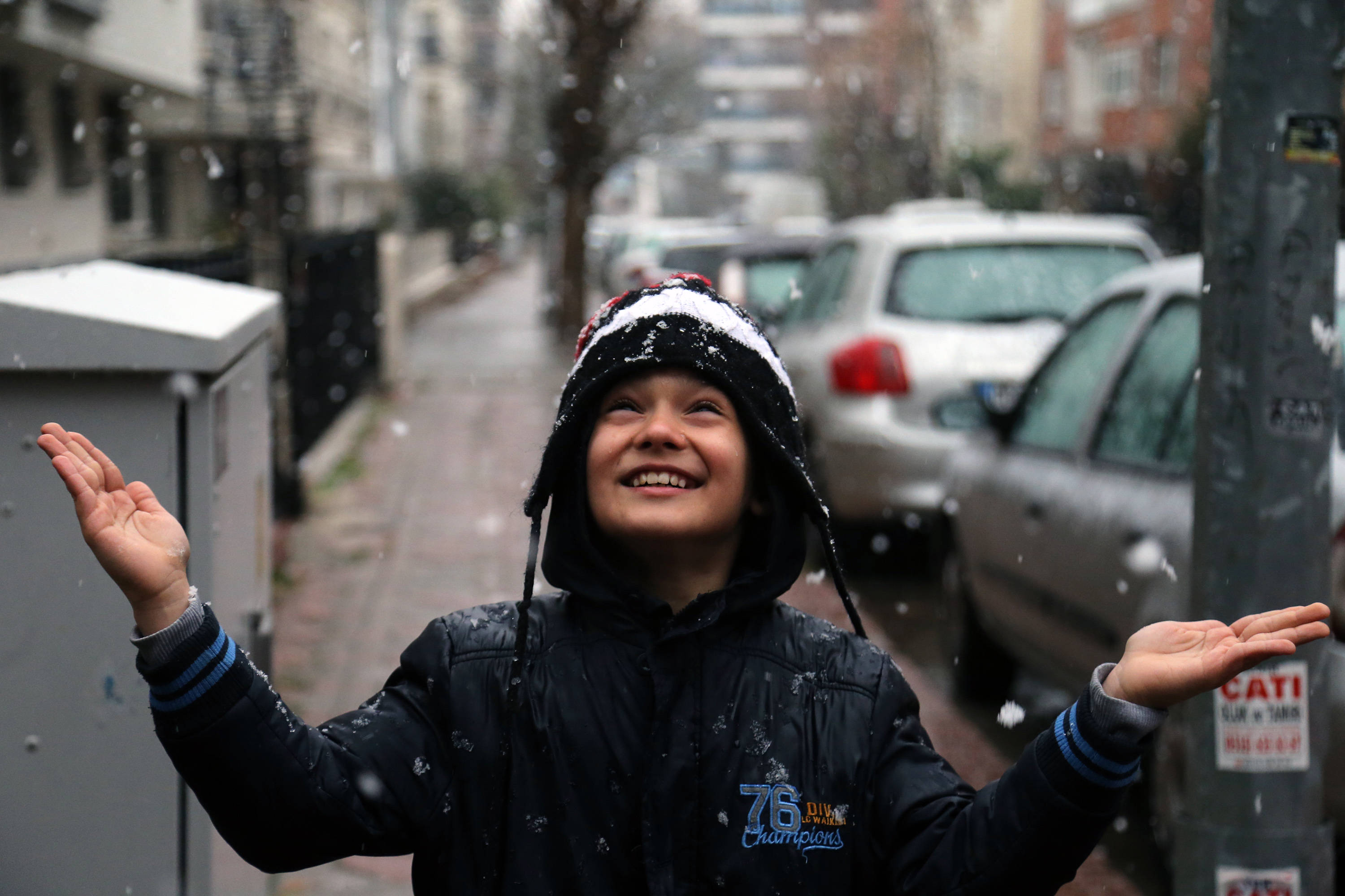 1月13日,在土耳其安卡拉,一名儿童在雪中玩耍.