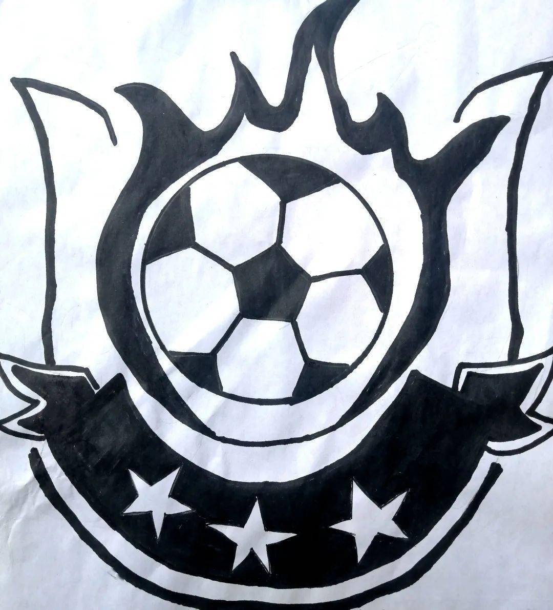四7班 姚媚(图1)设计理念:黑白颜色设计源于足球黑白图案,火焰的元素