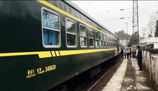 绿皮慢车的长情陪伴