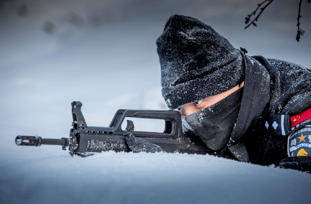 刷脸风雪极寒中闪过的24张警察面孔