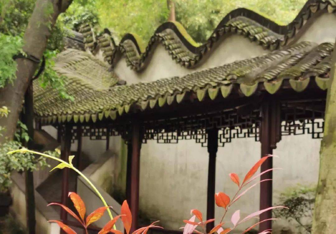 墙,随着地形的走势或环境而高低起伏,如天边的云朵,和中国园林"天人