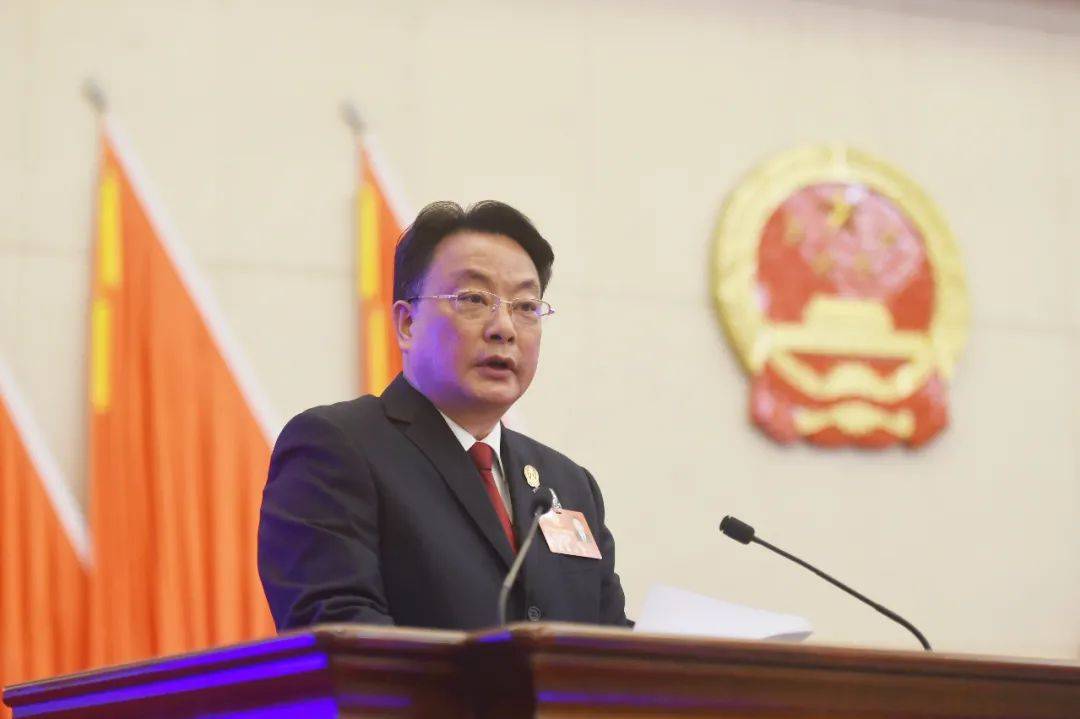 莆田市中级人民法院院长苏建平向大会作工作报告