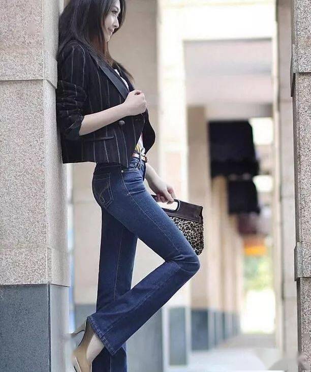 舒适养眼的牛仔裤女孩修长的身材特别抢眼
