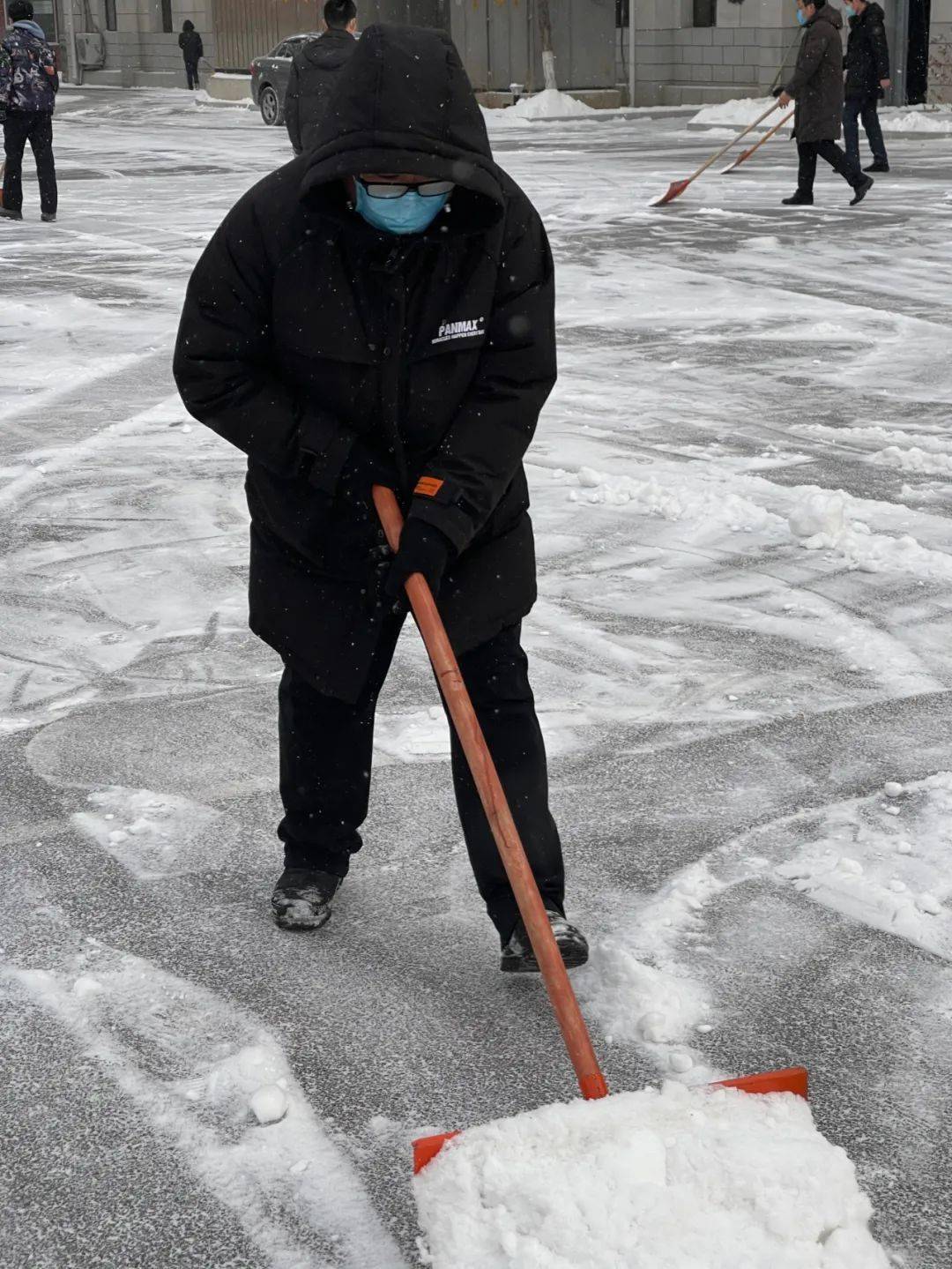 辽宁省地震局职工开展扫雪行动