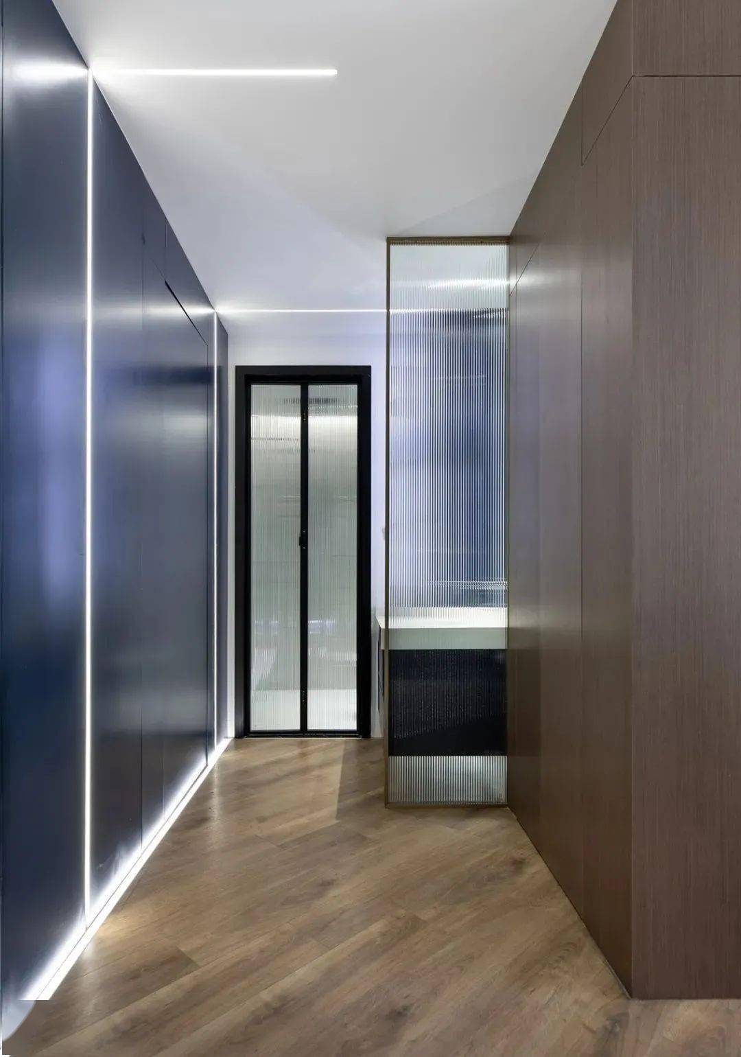 多处隐形门灯光显层次103平现代简约两居高级有档次