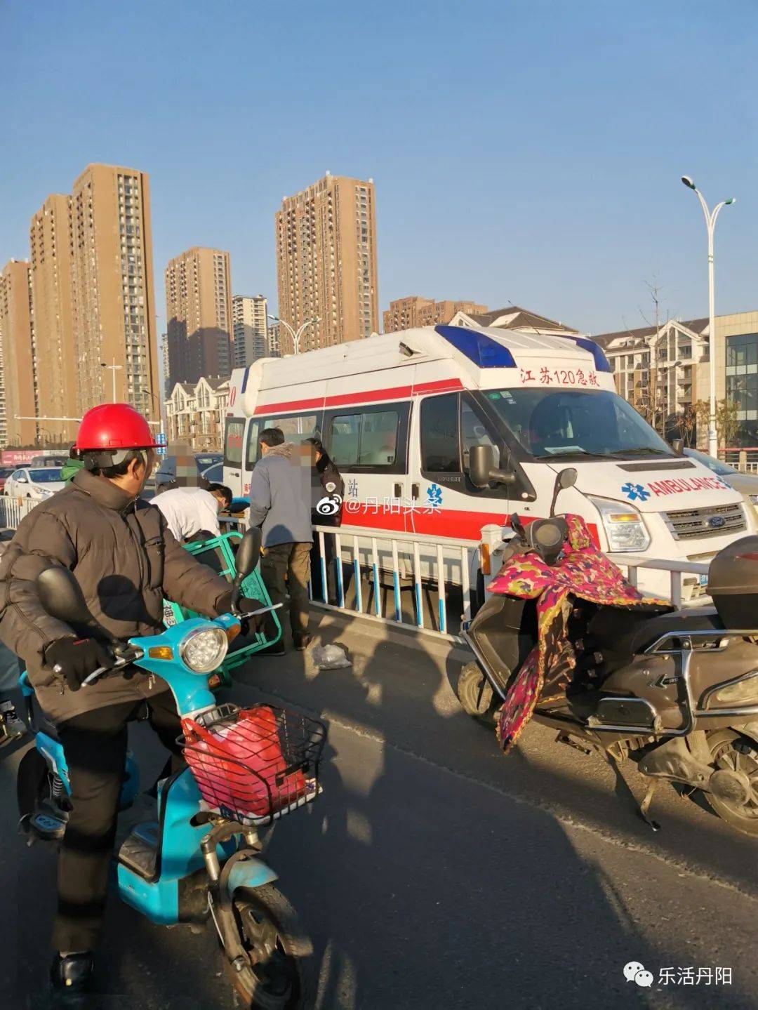 昨日丹陽發生多起車禍,一車撞斷多節護欄,險些掉下橋