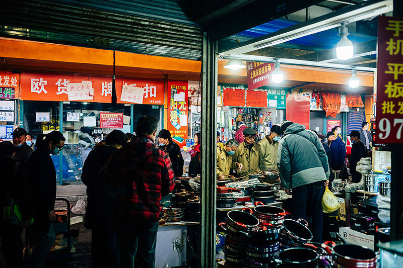 上海的爷叔阿姨则在他们的"淘宝"——虬江路二手市场上海音像城里,用