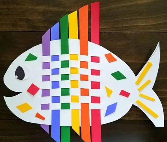 多变卡纸条让幼儿园手工课不再单调