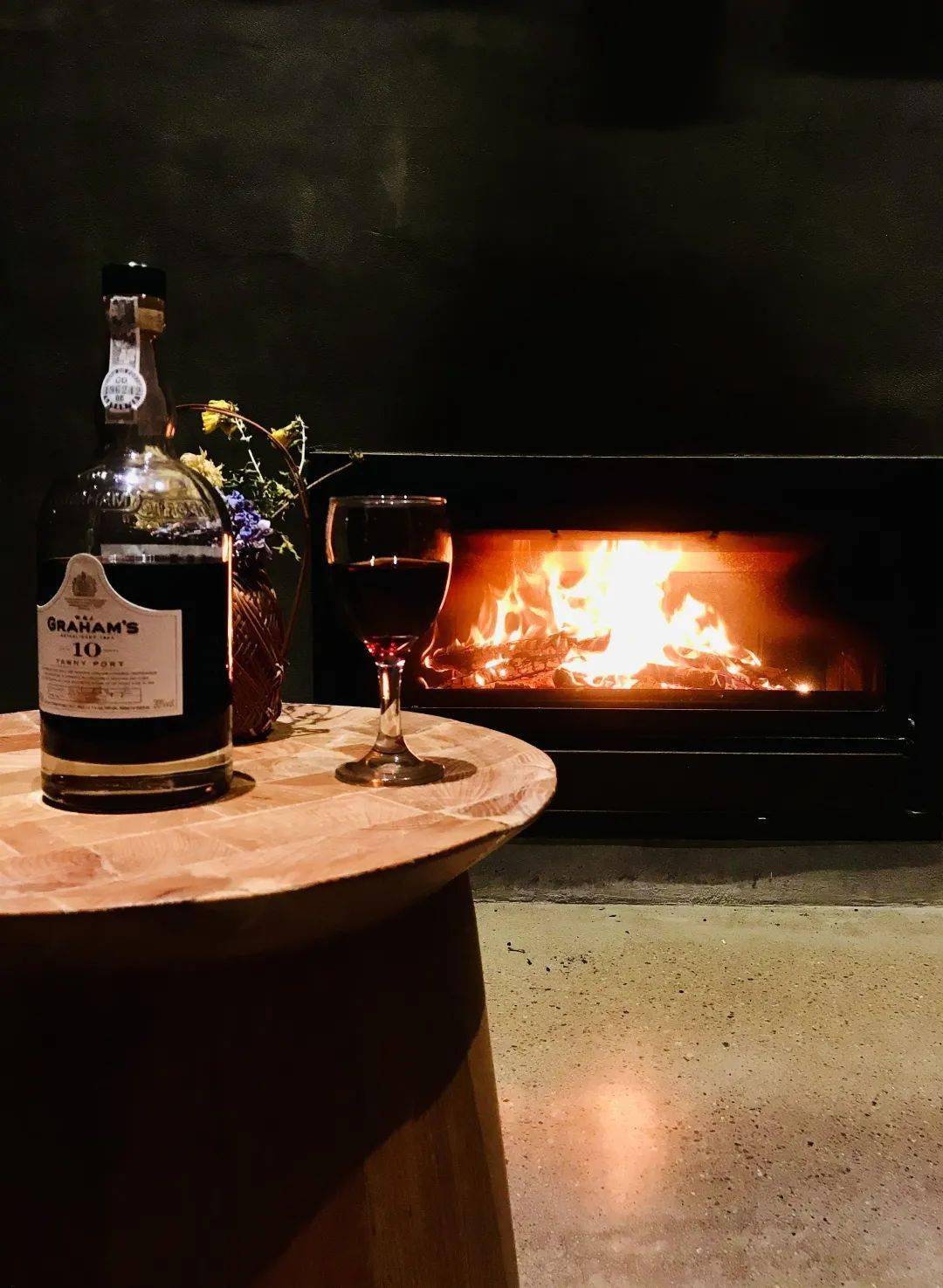 在温暖的大厅里,围炉烤火,小酌几杯,内心的忧愁就会如施了魔法般烟消