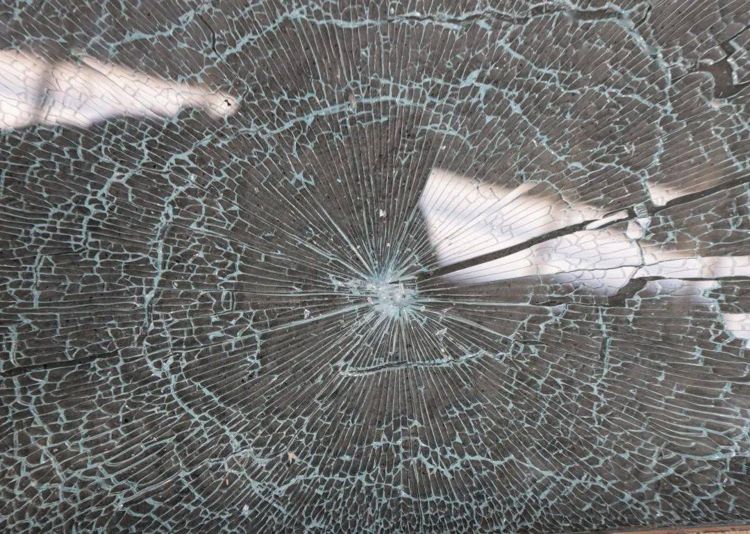 夜读|"你家玻璃爆了怎么办?"_自爆