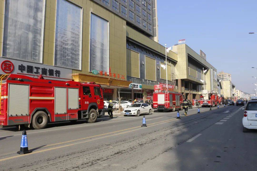 "富川鸿仁财富中心来了好多消防员!" "冒烟了!冒烟了!怎么回事?