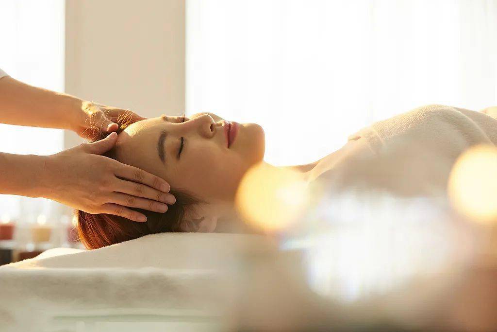 三,按摩头皮能改善头部血液循环,可减少白发的出现.