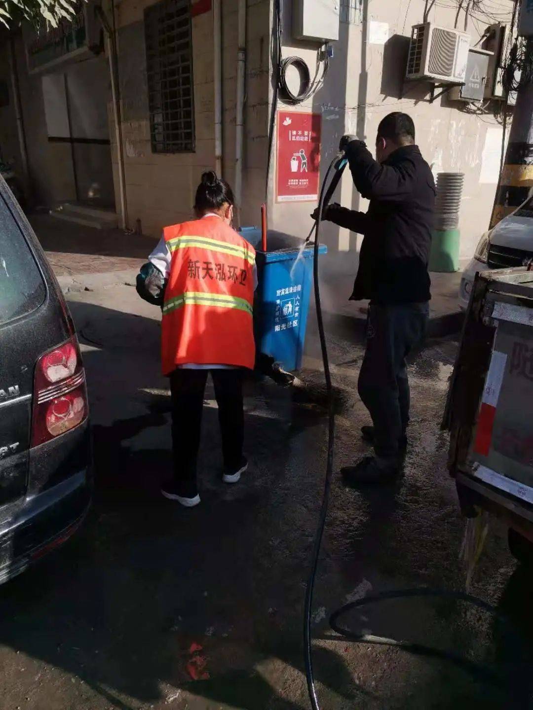 03高霞社区:对社区垃圾桶进行清洗,规范位置.