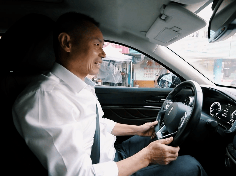 朱广胜,区卫健局窗口负责人,负责管理整个窗口日常工作和审批业务,曾