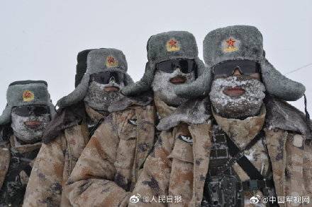 風雪中移動的界碑!邊防戰士零下20度踩近1米積雪巡邏