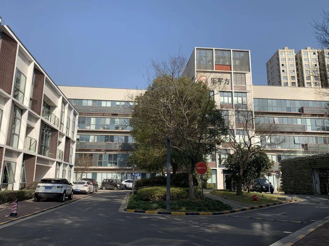 迎新年贴春联乐平方里春意浓