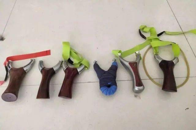 被告人罗某犯案时,被公安机关当场抓获,随着调查深入,潘某,徐某等