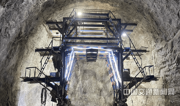 小岭隧道出口光爆效果下一步,该项目将继续以隧道光面爆破控制为起点