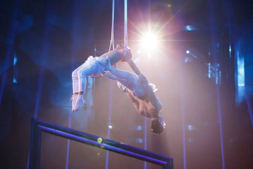 真人版蜘蛛侠高空飞檐走壁皮吊双生子惊艳演绎镜中幻像