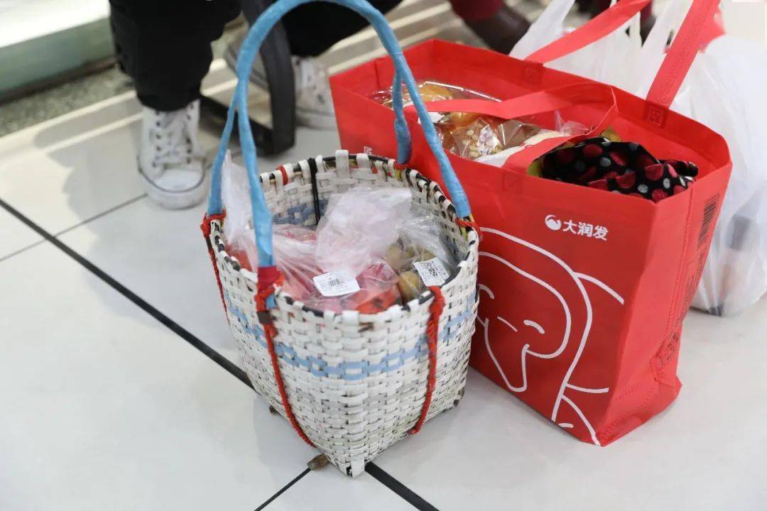 大润发超市针对不了解"限塑"的客户提供了满一百送购物袋或者以一块六