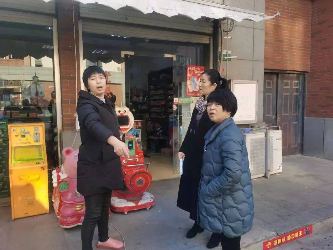 03高霞社区:对社区垃圾桶进行清洗,规范位置.