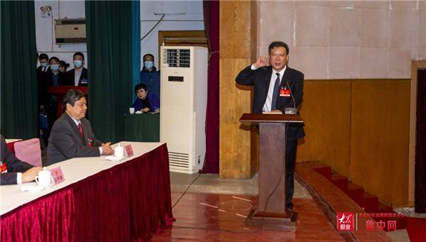 宋磊作表态讲话.他说,今天,大会选举我担任临淄区人民政府区长.