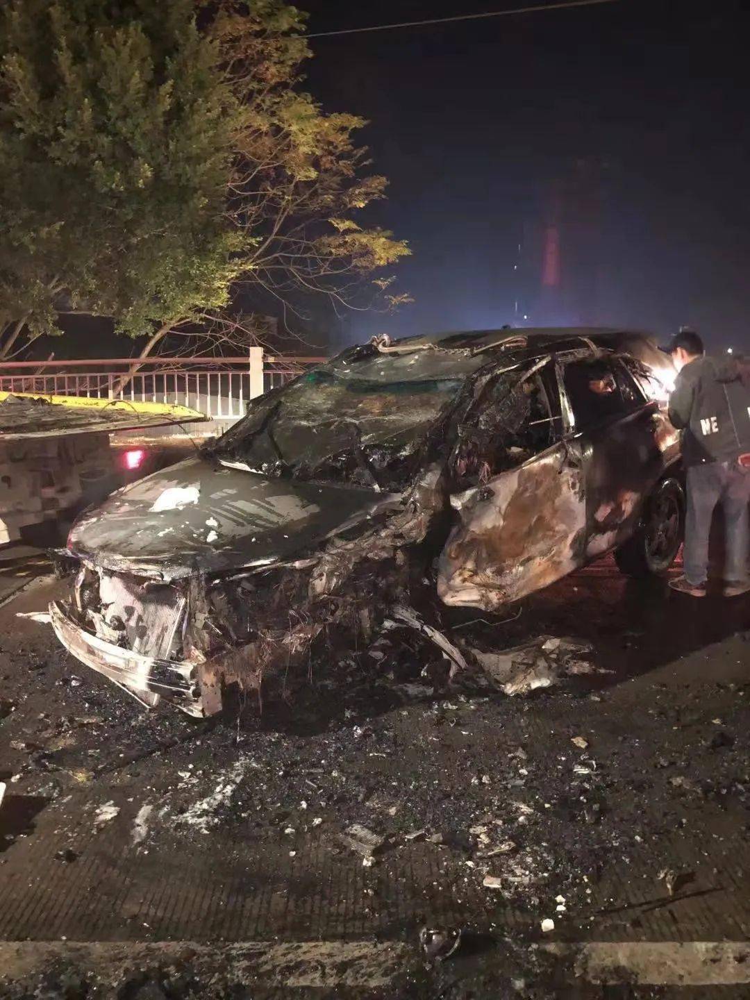 阳春三桥附近一小车翻车着火