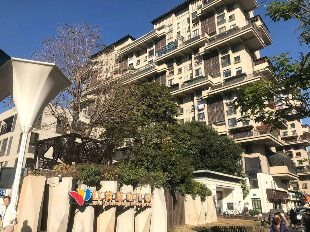 永年天墅自带小区幼儿园,为私立的红黄蓝幼儿,此外周边还有松柏幼儿园