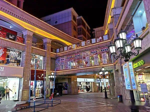 昭通洋人街购物中心:春节临近 大红灯笼挂起来_戴新帽