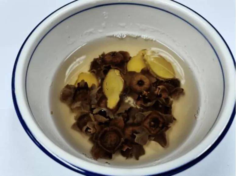 吃完柿子柿子蒂不要扔了用来泡水喝原来还有这功效