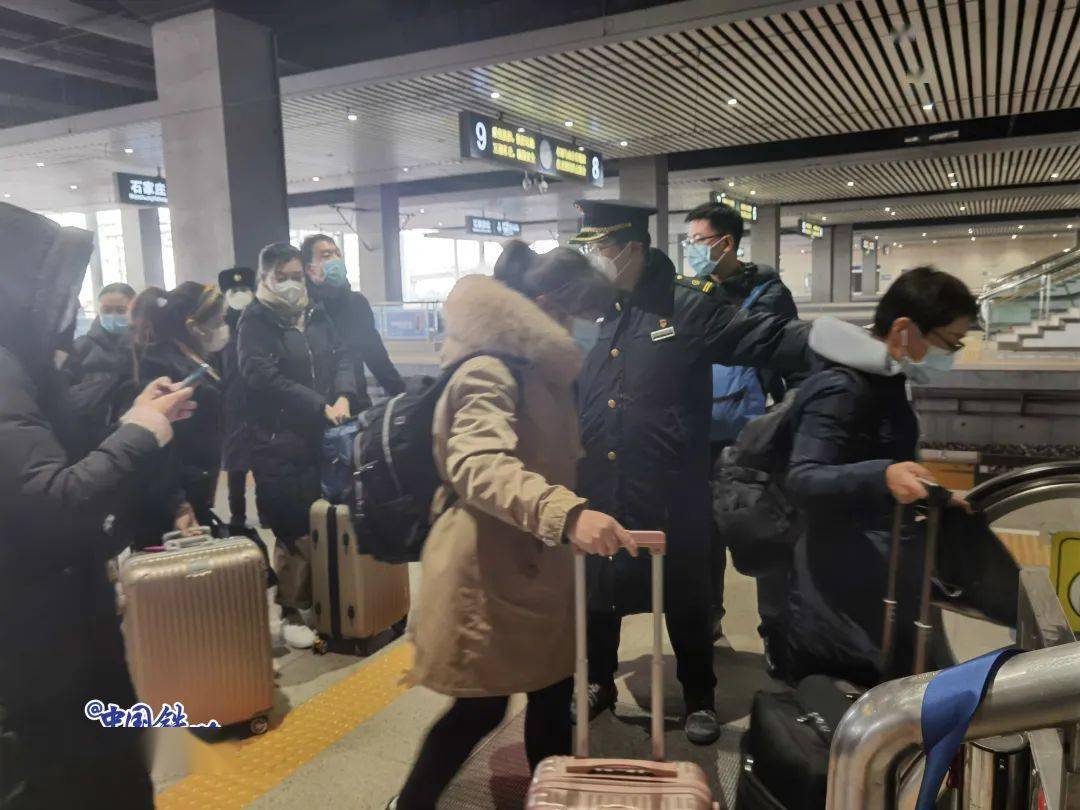抵达石家庄站乘坐g1701次列车唐山驰援石家庄的63名医务人员