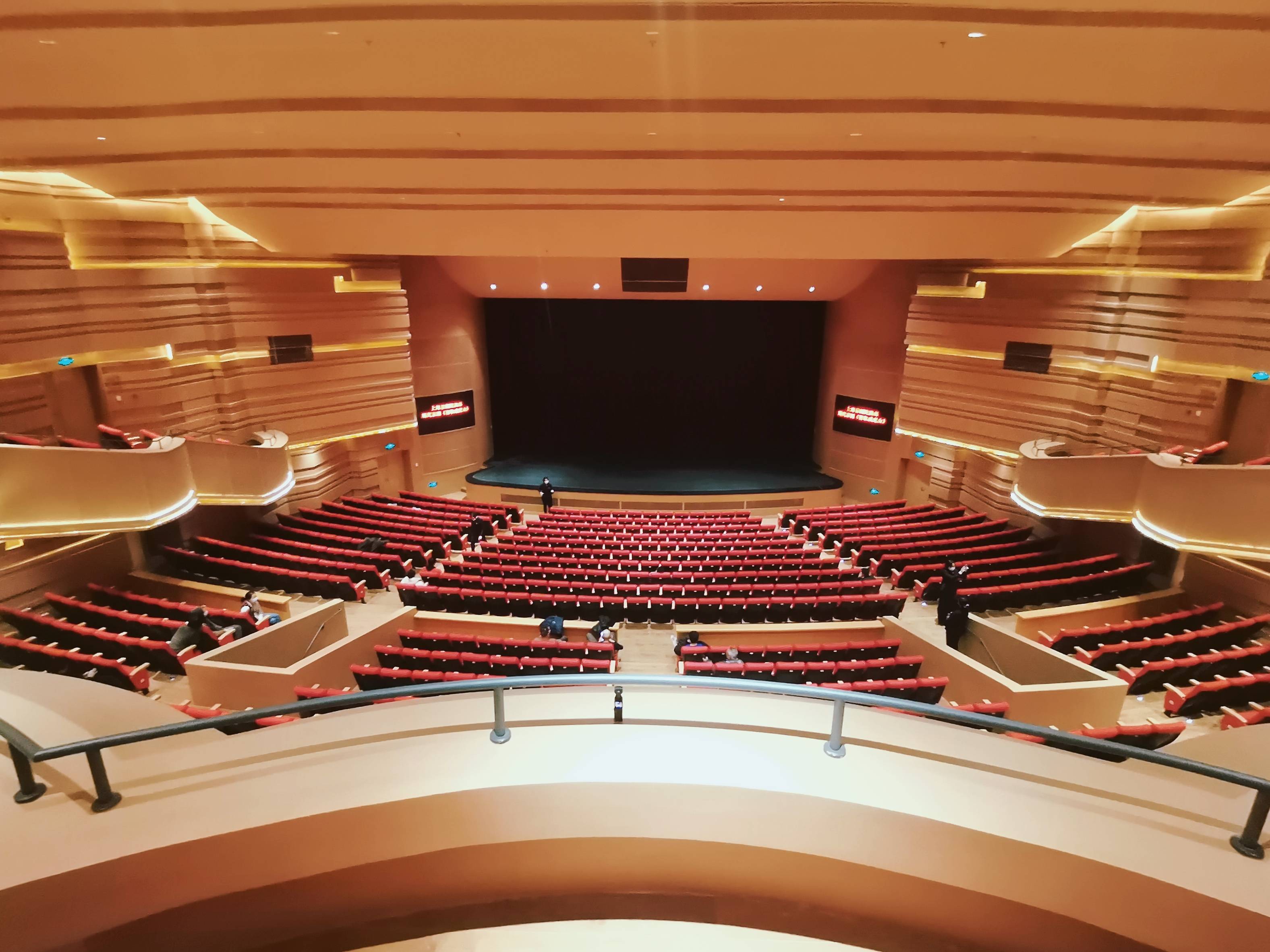 上海天蟾逸夫舞台的场灯又亮了,大年初一与观众见面