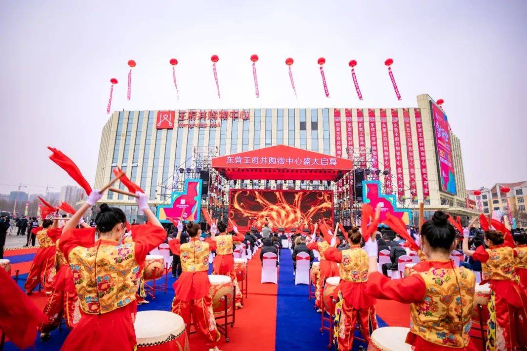 海连签近10座项目新世界中国总部落广州王府井山东首个购物中心开业