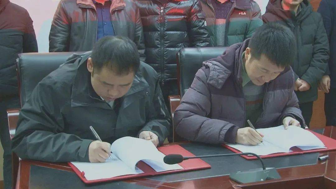 捐赠仪式上,谢晓丹和伍松签订了明心桥建设项目捐赠协议.